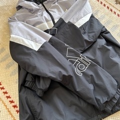 adidasの薄手のジャンパーの画像