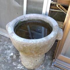 石臼　土台付き　餅つき用　冬の行事　保育園の行事　部落の行事などお祭りにも!メダカ　水草　金魚　品物は綺麗な方です。3万円から19800円に値下げ　かなり重いです。普通の石臼より深みがあります。餅を突くのにはもってこい!今からの季節に　正月前に購入しませんか?別に餅つき機械を出品してるのでそちらを購入してこちらの石臼でキネでつけば少しは楽なのでは?の画像