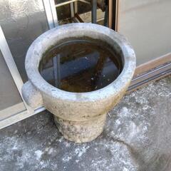 石臼　土台付き　餅つき用　冬の行事　保育園の行事　部落の行事などお祭りにも!メダカ　水草　金魚　品物は綺麗な方です。3万円から19800円に値下げ　かなり重いです。普通の石臼より深みがあります。餅を突くのにはもってこい!今からの季節に　正月前に購入しませんか?別に餅つき機械を出品してるのでそちらを購入してこちらの石臼でキネでつけば少しは楽なのでは?の画像