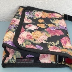 riendaリエンダバッグ型マルチポーチの画像