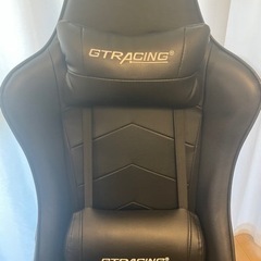 ゲーミングチェア　アームレスト・オットマン付きの画像