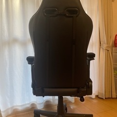 ゲーミングチェア　アームレスト・オットマン付きの画像