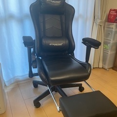 ゲーミングチェア　アームレスト・オットマン付きの画像