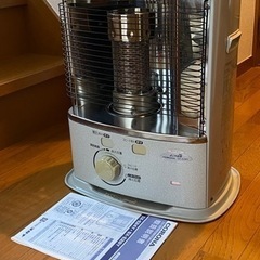 石油ストーブ、ファンヒーター、ポリタンク３個、ストッカーのセット