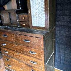 昭和レトロな小物置き付き整理箪笥の画像