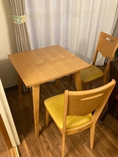 テーブルと黄色の椅子セット