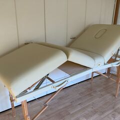  折りたたみ　木製　エステベッド　マッサージベッド　施術ベッド　リクライニング＆レッグレスつき