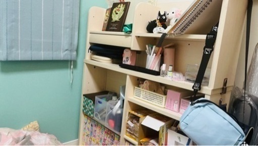 女の子向け学習机　6年前に5.5万円程で購入（椅子は別で8000円程で購入）