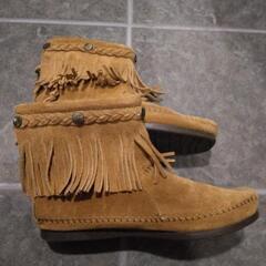 ミネトンカ　フリンジショートブーツの画像
