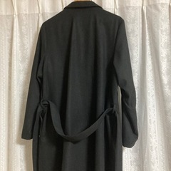 Lui’s黒のロングコートの画像