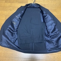 メンズスーツ　黒　ストライプ　クリーニング済の画像