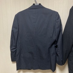 メンズスーツ　黒　ストライプ　クリーニング済の画像