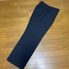 メンズスーツ　黒　ストライプ　クリーニング済の画像