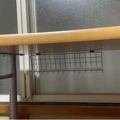 コンセント付きのテーブルの画像
