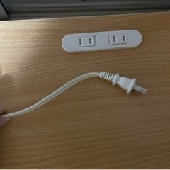 コンセント付きのテーブルの画像