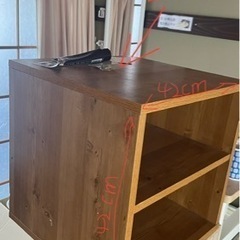 コンセント付きのテーブルの画像