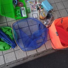 冬なので処分  釣り道工 一式  釣り針 網 バケツ ハサミ ルアー ポンプ 未使用品多数の画像