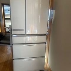 大きな冷蔵庫の画像