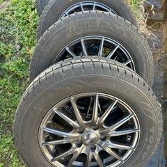 完売御礼‼️スタッドレスpcd114‼️タイヤホイールセット４本‼️　引き取り限定215/60r16の画像