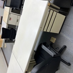 デスク、椅子の画像
