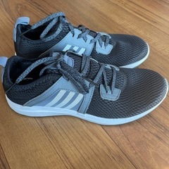 adidasスニーカーの画像