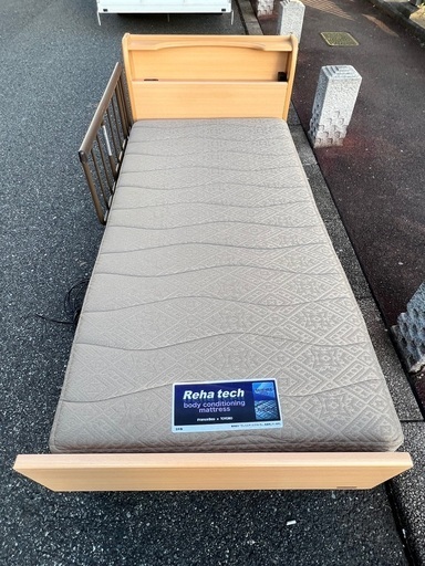 SALE‼️￥33000(税込) 介護ベッド　フランスベッド シングル電動フレーム CU-203C (モーター キャスター ナチュラル) マットレス付き