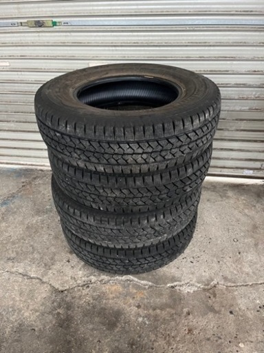 195/80R15 107/105L スタッドレスタイヤ　ハイエースに！！