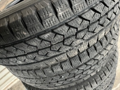 195/80R15 107/105L スタッドレスタイヤ　ハイエースに！！