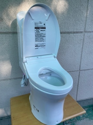 【極美品】TOTO　ウオシュレット一体型トイレ　ZR2　Ｐトラ　＃NW1 吊戸棚付き　紙巻き器付き　2023年製