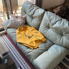 大きな3人がけのソファーの画像