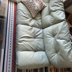 大きな3人がけのソファーの画像