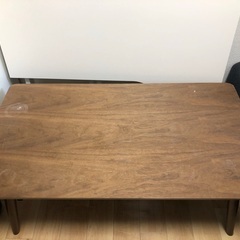 茶色いローテーブルの画像