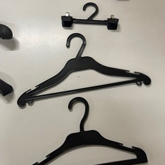 大量のプラスチックハンガーの画像