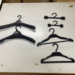 大量のプラスチックハンガーの画像