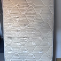 ほぼ真新しいマットレスが1つの画像