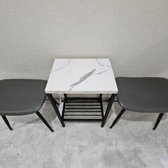 インテリア用のテーブルと椅子(２つ)です。