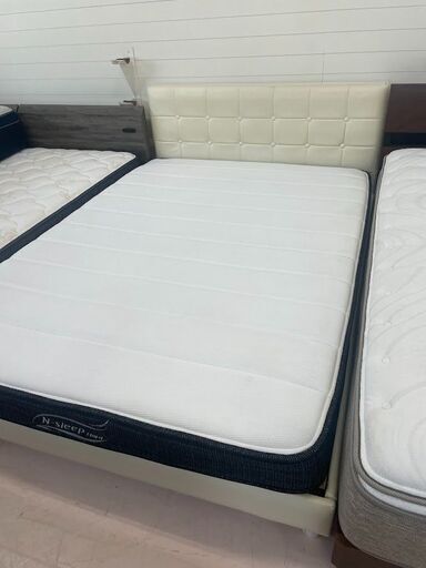 ダブルベッド　マットレス付き　ホワイト