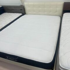 ダブルベッド　マットレス付き　ホワイト