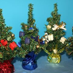 小型クリスマスツリー＋クリスマス飾りの画像