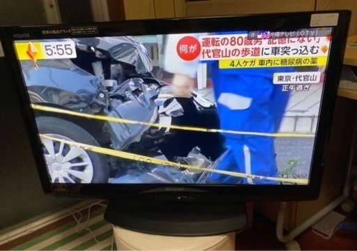 ④　SHARP  AQUOS  32V型　2011年製