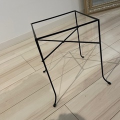 花瓶などを置く　台の画像