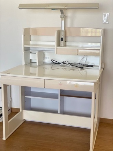 14万購入　子どもから大人まで高級机　ライト　コンセント付き　幅100cm❌深さ77cm❌高さ73cm