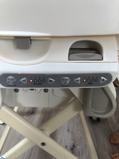 コンビ　ホワイトレーベル　フェアレットオートスウィングEX 電動ハイローチェア