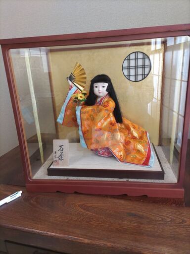 ガラスケース入り人形