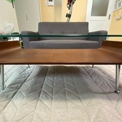 おしゃれなガラステーブルの画像
