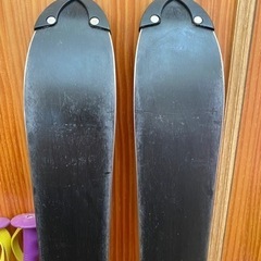 子供用スキー板とポールセットの画像