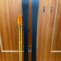 子供用スキー板とポールのセットの画像