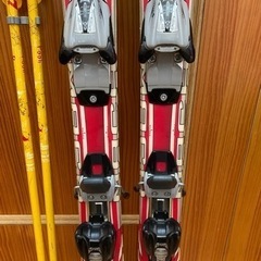 子供用スキー板とポールのセットの画像