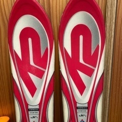 子供用スキー板とポールのセットの画像