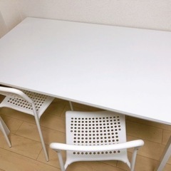 白テーブル、椅子セットの画像